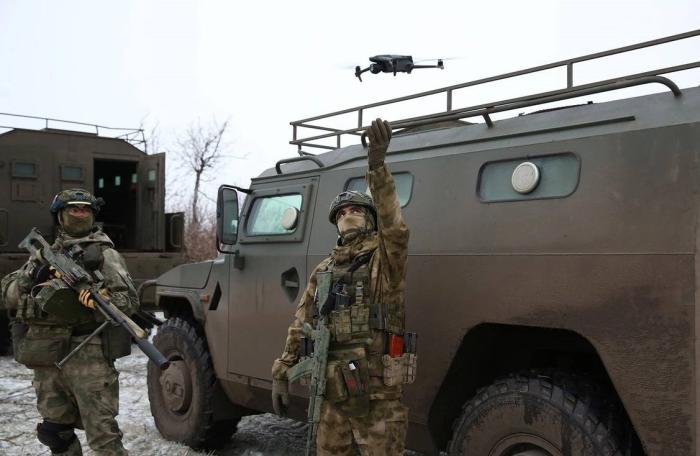 Бойцы спецназа ФСВНГ рядом с штатным бронеавтомобилем СБМ ВПК-233136 «Тигр» и Урал Федерал (Звезда-В) в зоне СВО