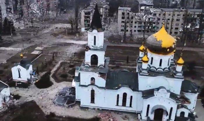Несмотря на регулярные прилёты, в том числе и ФАБов православный храм Святой Равноапостольной Марии Магдалины в Авдеевке выстоял
