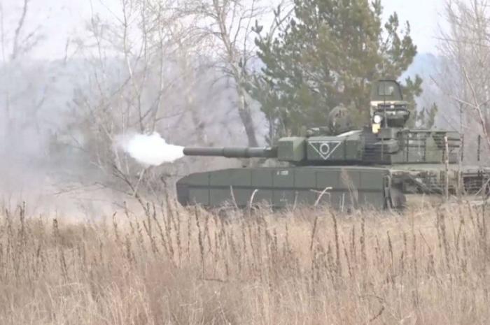 Работа экипажа танка Т-80БВМ в районе населённого пункта Угледар Донецкой Народной Республики
