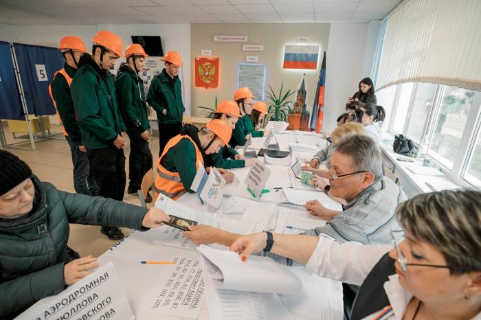 участники Российских студотрядов голосуют в Мариуполе единой командой