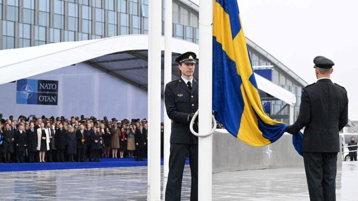 Зачем флаг Швеции вздёрнули на бульваре Леопольда?