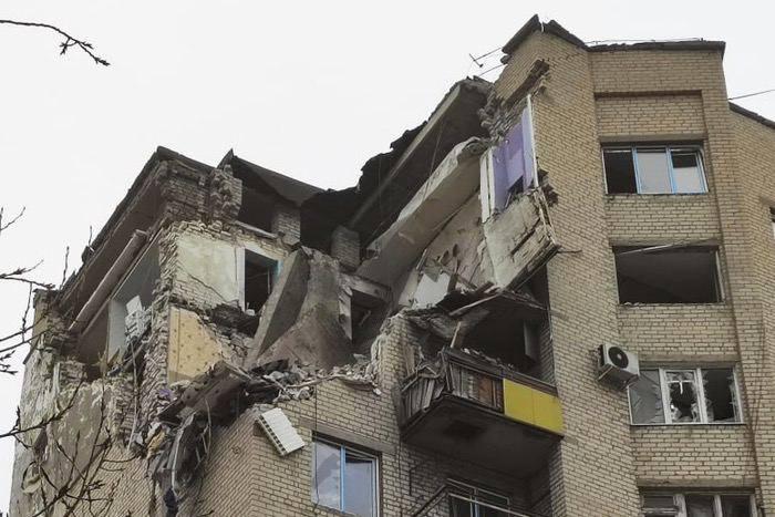 В результате сегодняшнего обстрела ВСУ по Лисичанску погиб мужчина. В девятиэтажном доме повреждены шесть квартир