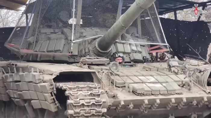«Антимоскитный шалаш» на башне танка Т-72Б 1-го армейского корпуса, группировки войск «Юг» на Донецком направлении