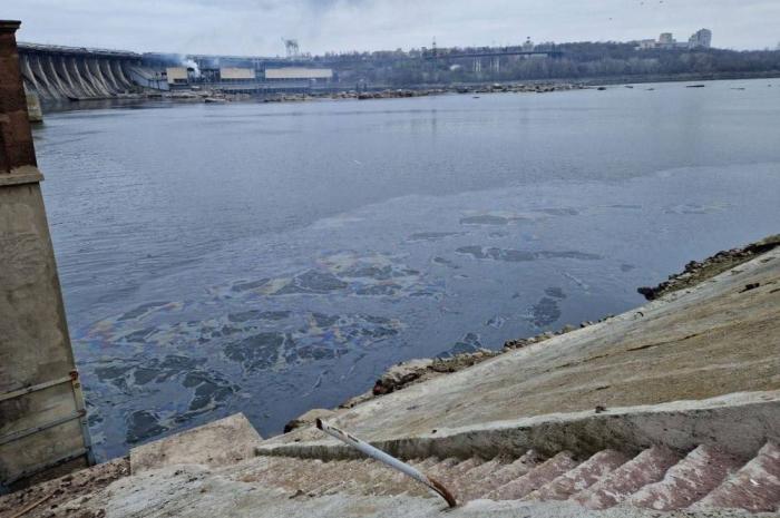 Утечка нефтепродуктов в реку Днепр произошла после повреждения и пожара на Днепровской ГЭС