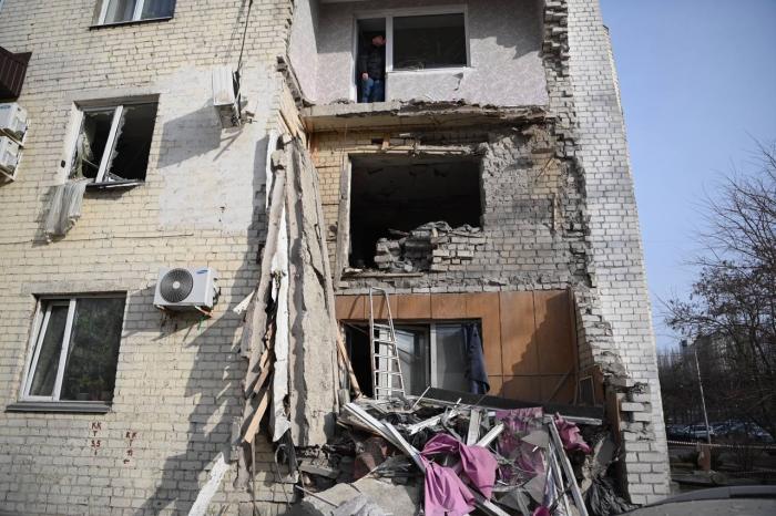 в результате воздушной атаки со стороны ВСУ в Белгороде в многоквартирном доме произошло обрушение трёх балконов – в одной из этих квартир находилась супружеская пара. К большому горю, мужчина от полученных ран скончался на месте ещё до приезда бригады скорой помощи