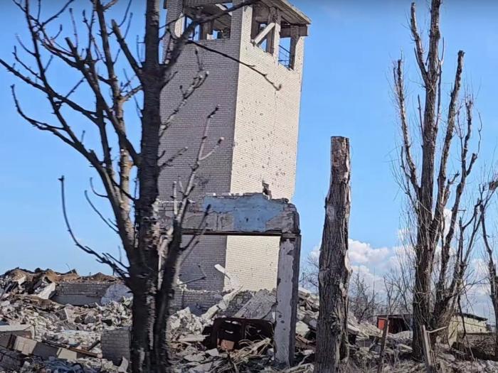 Угледар. На территории разрушенной пожарной части виднеется остов уничтоженной БМП ВСУ