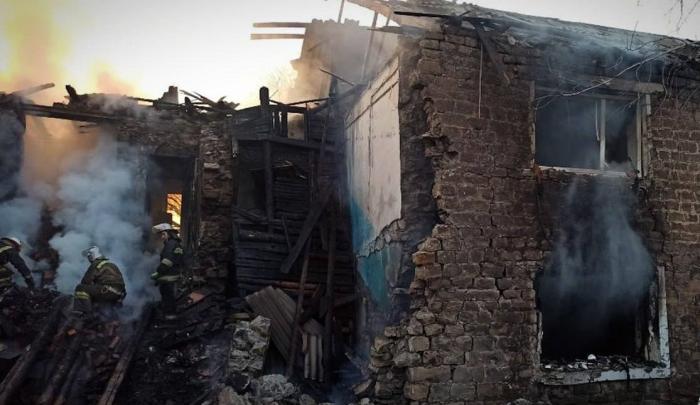 Три человека пострадали в результате обстрела Стаханова. Украинские боевики в воскресенье обстреляли двухэтажный жилой дом. Он загорелся. Уничтожена крыша и деревянные перекрытия на площади 200 квадратных метров