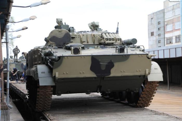 «Курганмашзавод» сообщает о передаче в войска очередной партии боевых машин пехоты БМП-3 и боевых машин десанта БМД-4. Они дополнительно оснащены комплектом «Накидка» и дополнительной защитой верхней полусферы и бортов