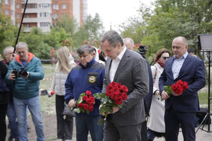 Рядом с местом трагедии образовался народный мемориал, куда неравнодушные люди продолжают нести цветы и игрушки. К большому горю, количество погибших мирных жителей в результате варварской атаки ВСУ на многоквартирный жилой дом в Белгороде увеличилось до 17 человек