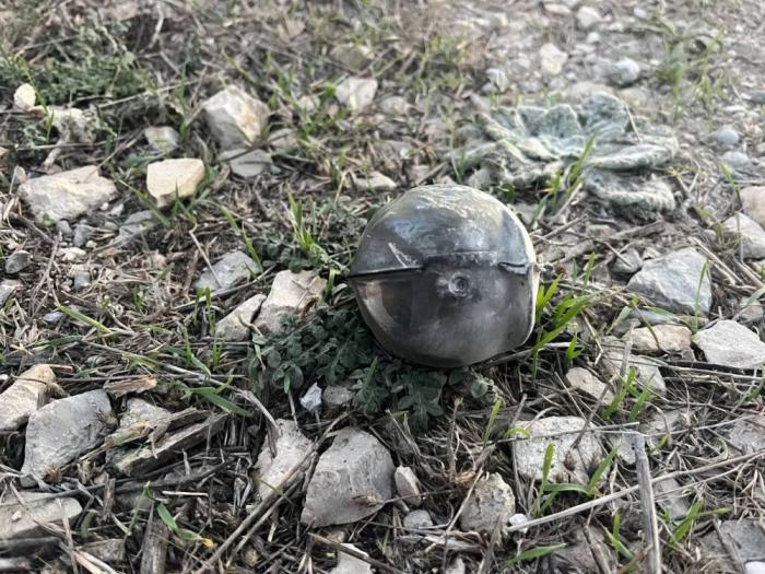 несработавшие суббоеприпасы M74 от ракет ATACMS, разбросанные в окрестностях аэродрома Бельбек после предыдущей атаки