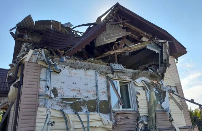 В Яковлевском городском округе (Белгородская область) сработала наша система ПВО – над селом Красный Восток сбит БПЛА самолётного типа. В результате его падения с последующей детонацией разрушен второй этаж частного жилого домовладения. К большому горю, есть погибшая – под завалами обнаружено тело женщины