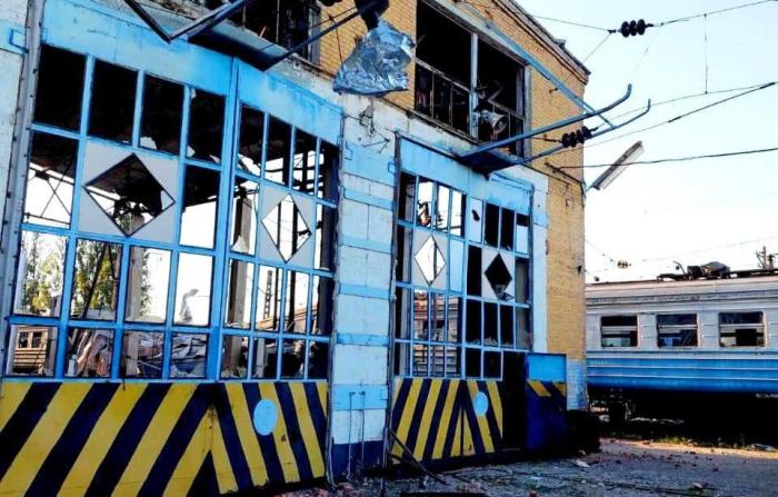 Харьковская железная дорога после вчерашних прилётов. Локомотивное депо, судя по всему, покинуло чат