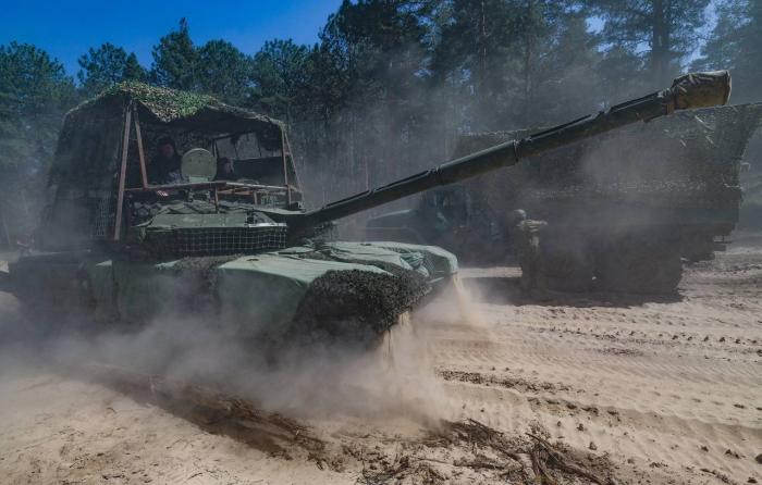 Т-90М «Прорыв» с самодельными защитными мангалами, в зоне проведения СВО