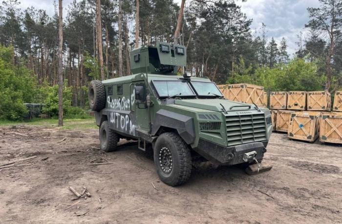 трофейный канадский МРАП «Рошель Сенатор» из Волчанска. Чутка не успел на Поклонную гору, но наверняка там ещё побывает. Хорошее будет дополнение для коллекции трофейных МРАПов со всего мира