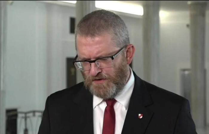 Польский депутат сорвал флаг Украины в Кракове