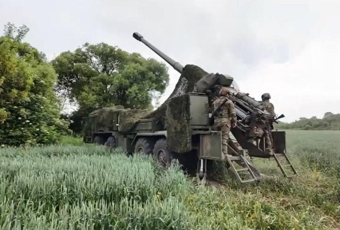 152-мм колесная САУ 2С43 «Мальва», которая своим огнём поддерживает штурмовиков Группировки «Север»