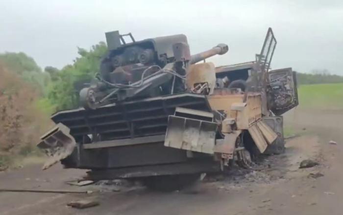 Остов уничтоженной украинской 155-мм САУ 2С22 «Богдана» в Харьковской области. Наличие «антидроновых» решеток не особо помогло