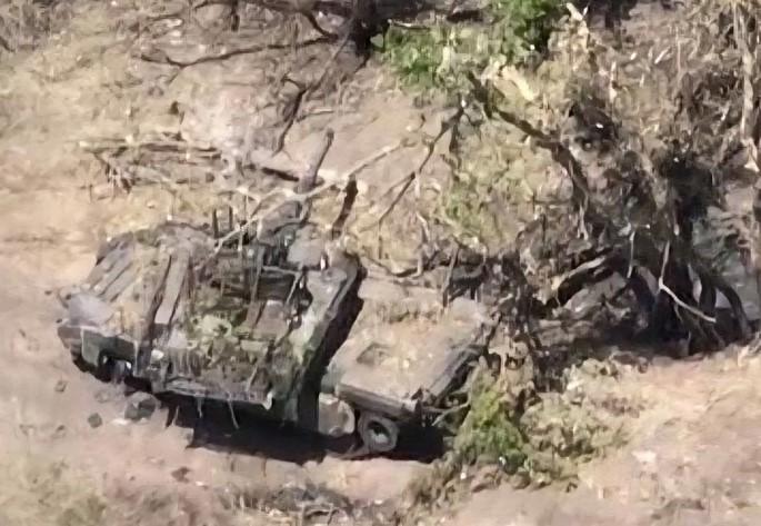 подбитый и брошенный очередной M1A1SA ВСУ с антидроновым каркасом, и ДЗ ARAT по бортам корпуса в районе н.п Сокол под Очеретино