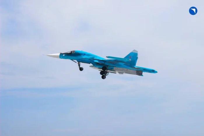 "Ростех" отчитался об отправке очередной партии новых Су-34 в войска. После начала СВО объемы производства самолетов данного типа выросли - на текущий момент это одна из основных рабочих лошадок ВКС. Основные поставки изделий с УМПК на голову противнику идут от них.