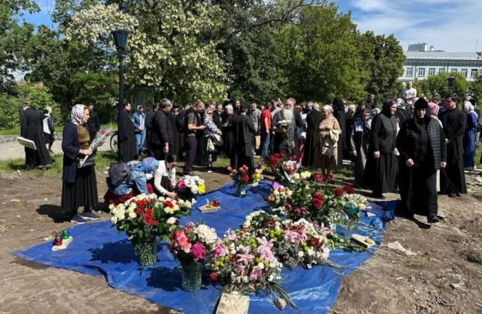 Прихожане Украинской православной церкви приносят цветы на место разрушенной режимом Зеленского Владимиро-Ольгинской часовни Десятинного мужского монастыря УПЦ