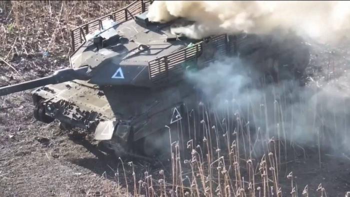 поражённый в Курской области шведский танк Strv 122 (скандинавская версия Leopard-2A5), попавший в объектив русского беспилотника. Ранее аналогичная машина была затрофеена ВС РФ на Авдеевском направлении