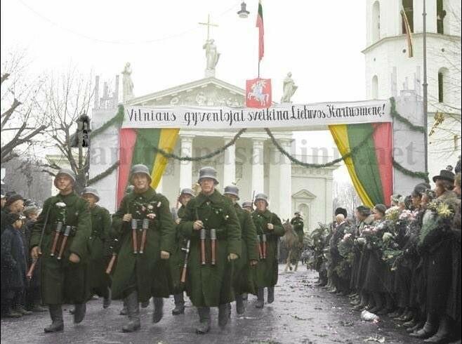 Литовские войска входят в Вильнюс