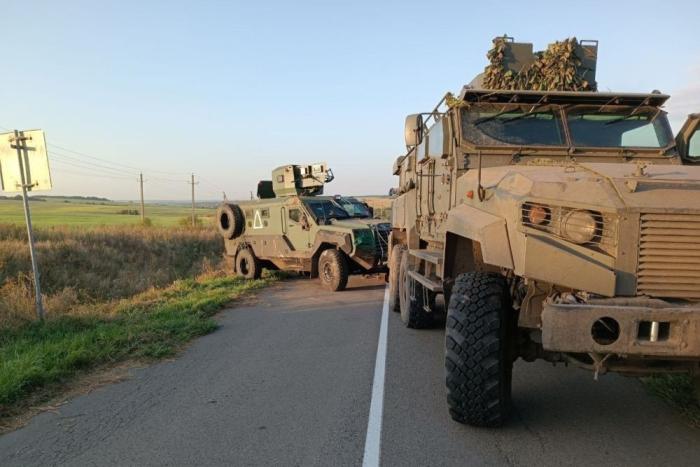 бронеавтомобиль З-СТС «Ахмат» тянет в тыл трофейный канадский бронеавтомобиль Roshel Senator в Курской области