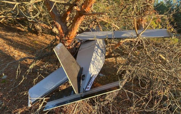 Обломки дрона-приманки «Пародия», используемого ВС РФ для отвлечения огня украинского ПВО от дронов-камикадзе «Герань-2», Ровенская область. Данные «Пародии» имитируют на радарах «Герани» благодаря установленным самодельным линзам Люнеберга, которые приводят ЭПР приманки к ЭПР летящих дронов-камикадзе