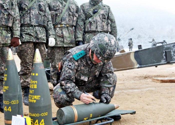 В июне Южная Корея заявила о возможности поставок оружия Украине после того, как лидер Северной Кореи Ким Чен Ын и Президент России Владимир Путин подписали пакт о взаимной обороне. Тем не менее Сеул до сих пор придерживается своей позиции по предоставлению Украине нелетальной гуманитарной помощи.