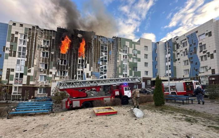 дрон ВСУ атаковал многоквартирный дом в Белгороде. По предварительной информации, пострадал один мирный житель