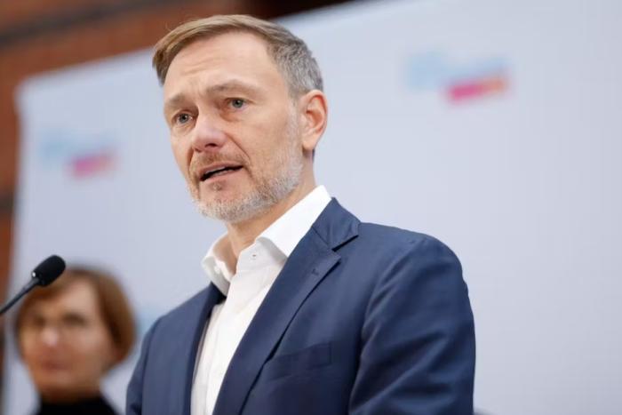Смещенный с поста министра финансов Кристиан Линднер обвинил канцлера Олафа Шольца в том, что он мешает оказанию военной поддержки Украине.