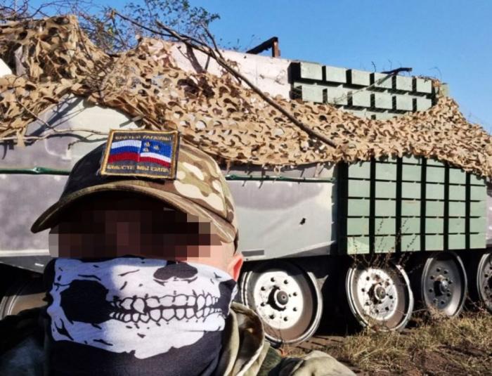 трофейный макет немецкого танка Leopard 2A4 с не самой плохой детализацией. Для него даже было сделаны муляжи динамической защиты «Контакт-1». Судя по состоянию объекта, никто из артиллеристов, дроноводов или операторов ПТРК на это не купился, источник – Телеграм-канал Оборонка