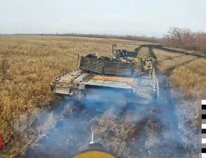 уничтоженная техники ВСУ FPV-дронами на оптоволокне в районе села Новый Комар, расположенного севернее Великой Новосёлки