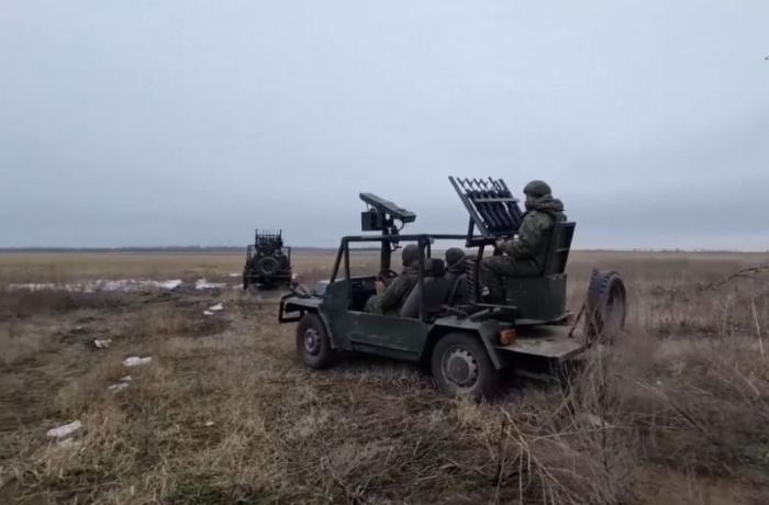 мобильные противодроновые единицы отдельного зенитного ракетного дивизиона группировки «Юг» ВС РФ на багги, созданный на базе автомобиля «Нива». Автомобили вооружены шестью автоматами Калашникова, разменными на статине, мортиры для отстрела тепловых ловушек, а также многоствольной установкой для стрельбы картечью
