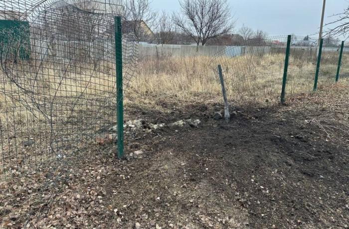 вражеский беспилотник атаковал территорию школы в посёлке Борисовка. Слава Богу, никто не пострадал. Дрон сдетонировал о землю возле ограждения. Разрушений и повреждений здания нет