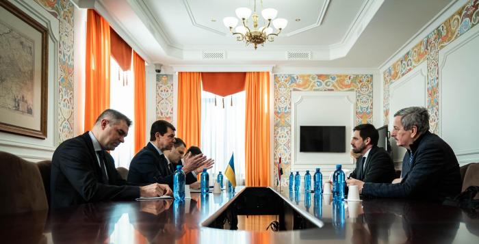 Заместитель госсекретаря министерства иностранных дел и внешней торговли Венгрии Левенте Мадьяр посетил Киев, чтобы получить объяснения по поводу вмешательства Украины во внутренние дела Будапешта. 