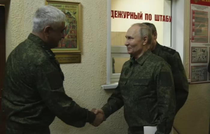 Президент России, Верховный главнокомандующий Владимир Путин провел совещание на одном из пунктов управления курской группировкой.
