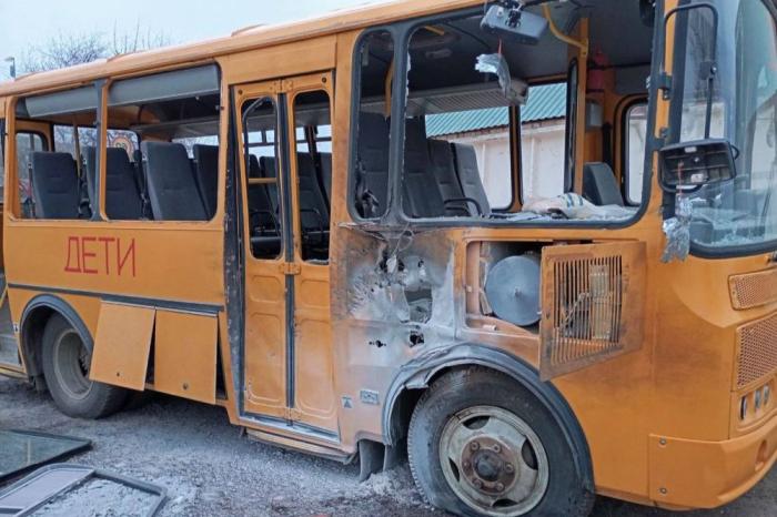 Накануне в Пологовском муниципальном округе, в селе Шевченково зафиксирована атака вражеского БПЛА. В результате удара существенно пострадал новый школьный автобус, который стоял у водителя во дворе по месту жительства. Благо среди населения пострадавших нет