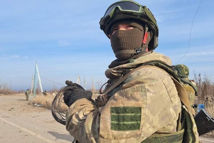 российские сапёры возводят заграждения против беспилотников вдоль дорог в зоне СВО