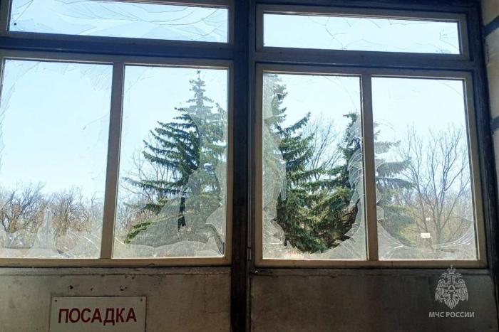 пожарная часть в Горловке дважды подверглась атаке с БПЛА. Повреждены три пожарных автомобиля, а также кровля и окна депо и административного здания. Пострадал 21-летний инспектор отделения надзорной деятельности и профилактической работы МЧС России