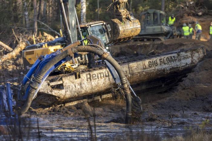 Только правда об утопленном в литовском болоте американском эвакуаторе Hercules и его экипаже