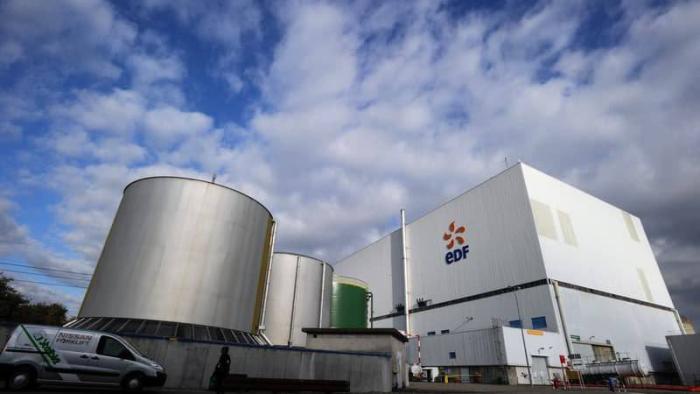Энергокомпания EDF, управляющая парком атомных электростанций Франции, в очередной раз перенесла срок перезапуска атомного реактора EPR на АЭС «Фламанвиль», который стал первым за 25 лет новым энергоблоком в стране.