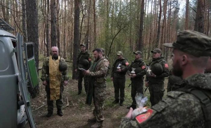 Президент РФ Владимир Путин объявил пасхальное перемирие в зоне СВО на время главного православного праздника.