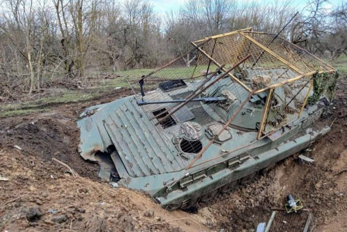 БМП-2 с антидроновым козырьком, действовавшая в составе группировки ВСУ, вторгшейся в Курскую область. Брошена противником после выхода из строя