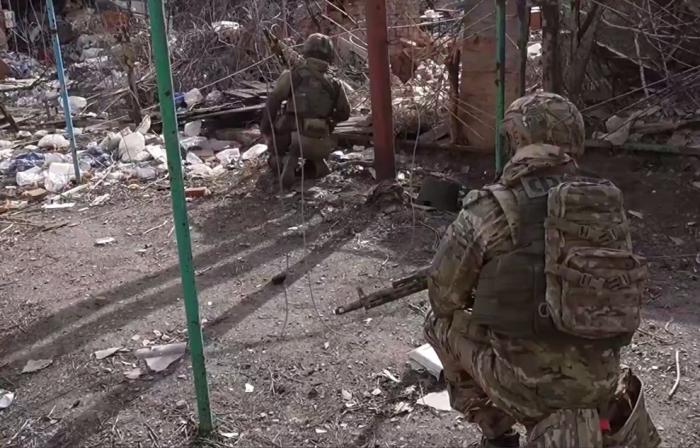 сапёры-десантники Ивановского соединения очищают освобождённые кварталы Часов Яра