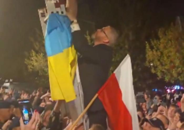 Кандидат в президенты Польши сорвал флаг Украины