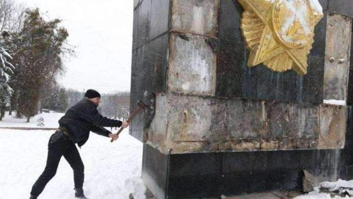 Растерзанная память и вирус фашизма: Украина воюет с мемориалами
