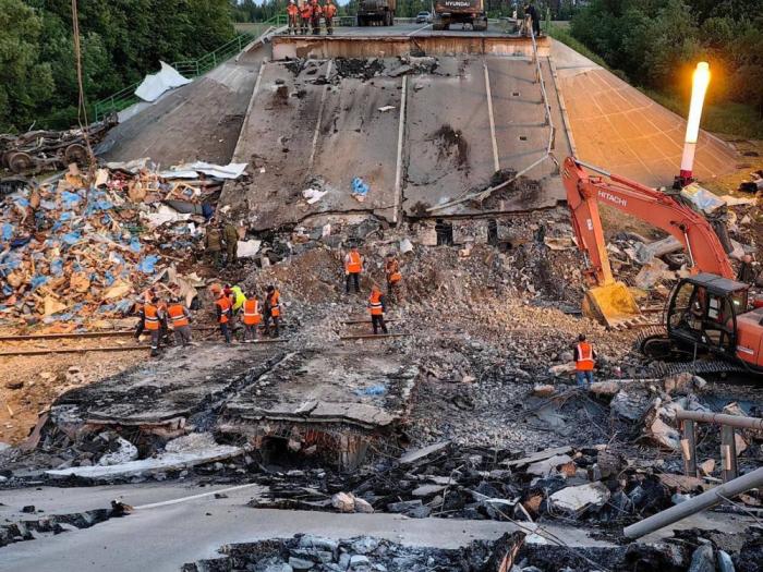 железнодорожные пути в Выгоничском районе Брянской области, где в результате теракта обрушился мост, расчищены, источник Телеграм-канал Оперативные сводки