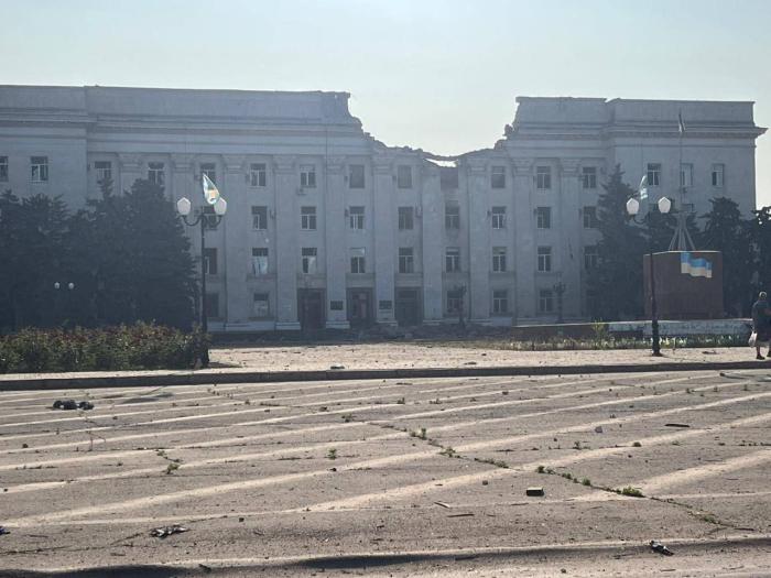последствие прилёта УМПК по зданию областной администрации в Херсоне сегодня утром, источник Телеграм-канал Военный Осведомитель