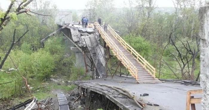 второй мост в Станицу Луганскую начнут восстанавливать в 2026 году. Новый мост кардинально разгрузит трафик и решит проблемы, на которые жалуются жители, источник Телеграм-канал НОВОСТИ ЛНР